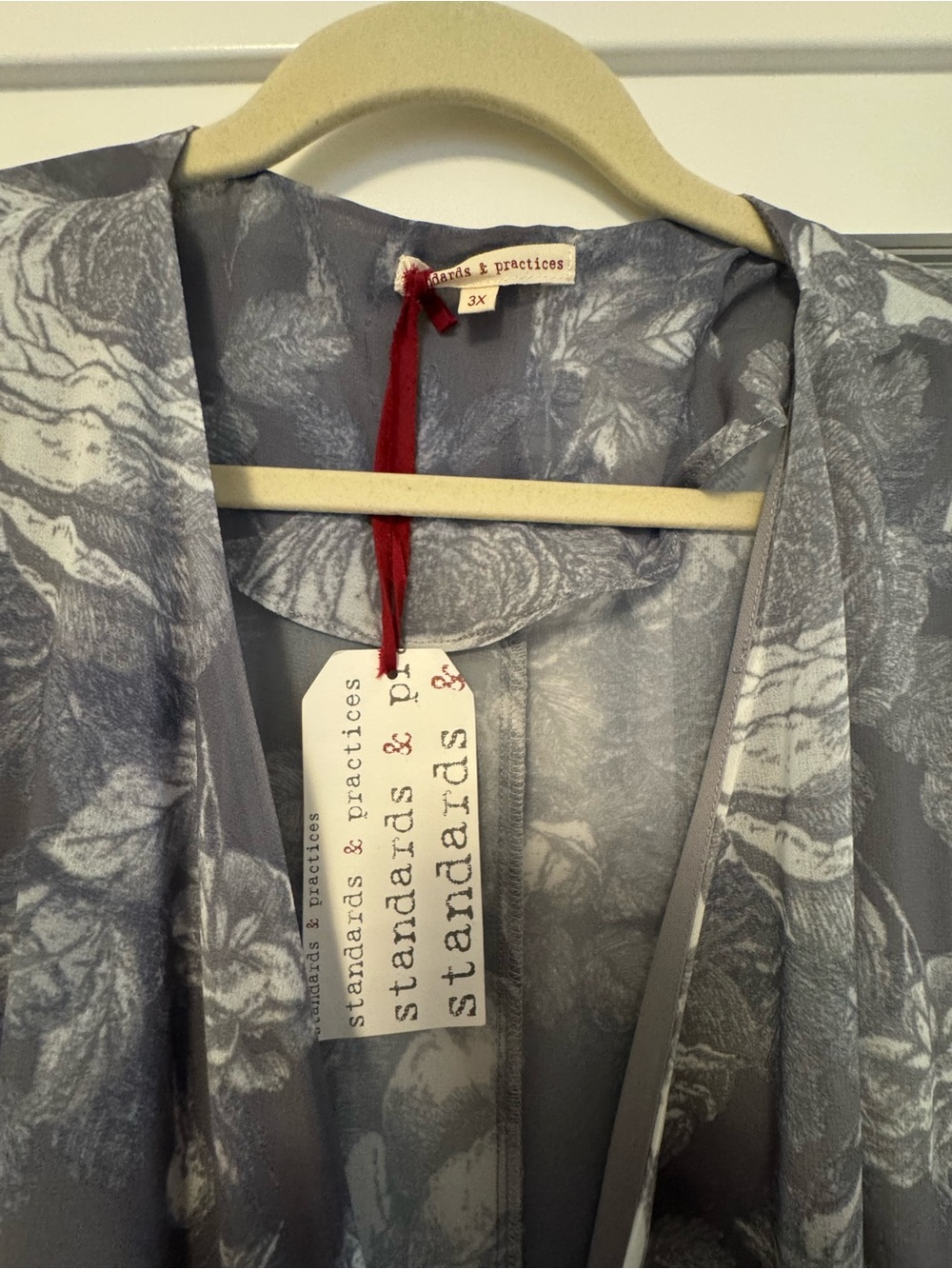 Standards & Practices Gray Floral Print Chiffon Kimono Wrap Maxi Dress. 3X - Picture 4 of 5